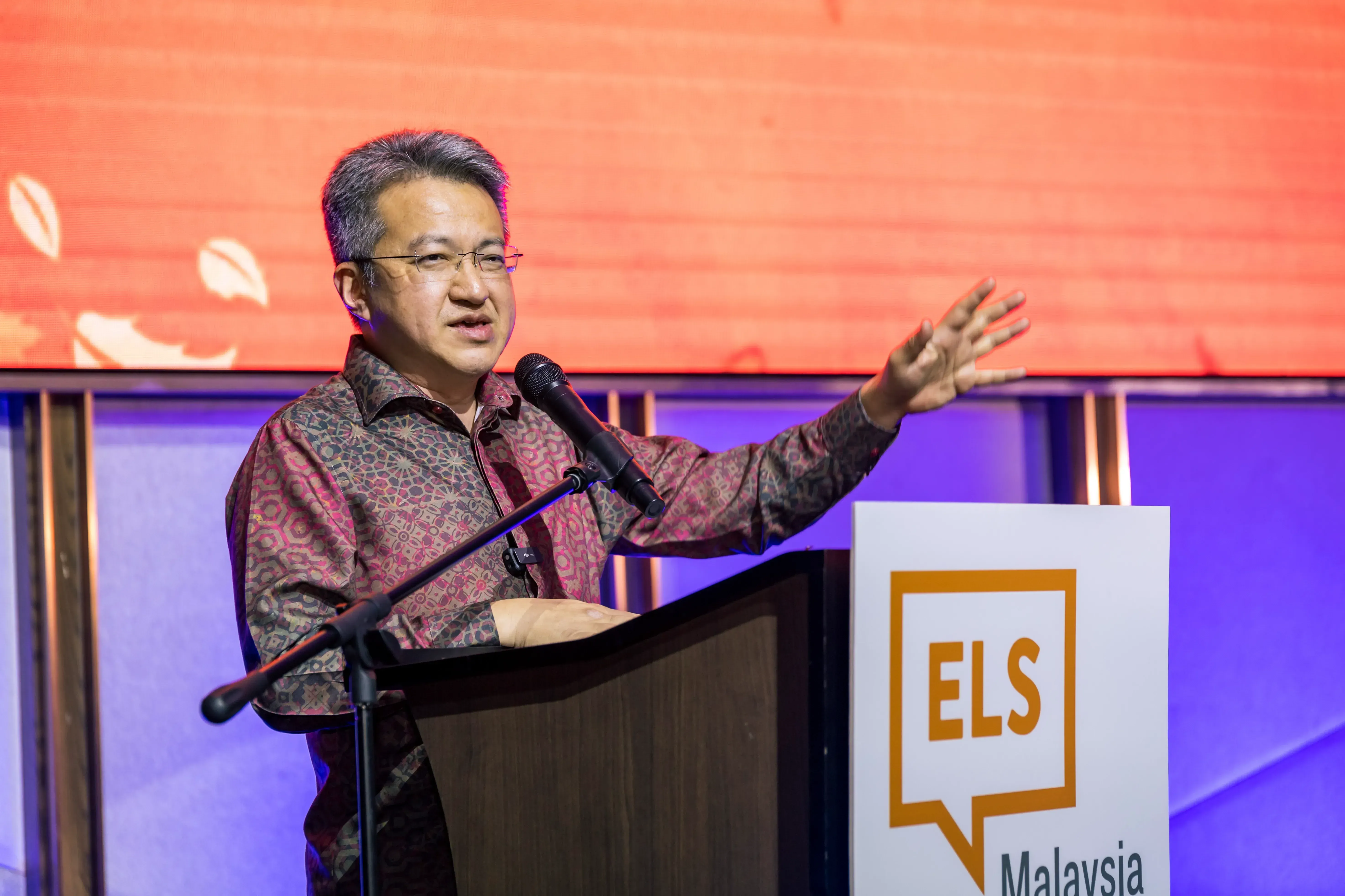 Guest of Honour YB Tuan Liew Chin Tong, Deputy Minister of the Ministry of Investment, Trade and Industry, giving his speech at the ELS 35th Anniversary Dinner